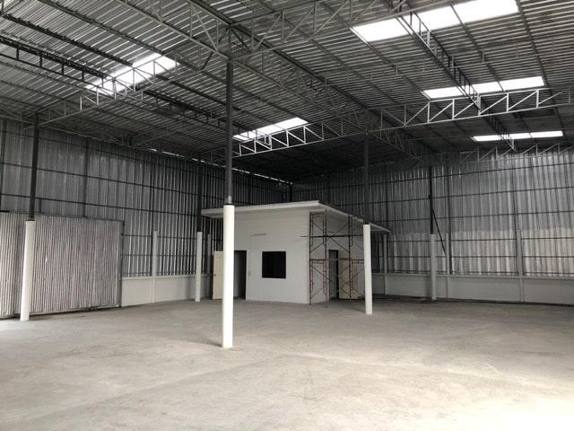 Modern warehouse facility for rent in Koh Samui, Secure storage space rental in Koh Samui, Professional warehouse interior Koh Samui, Loading dock facility warehouse rental Samui