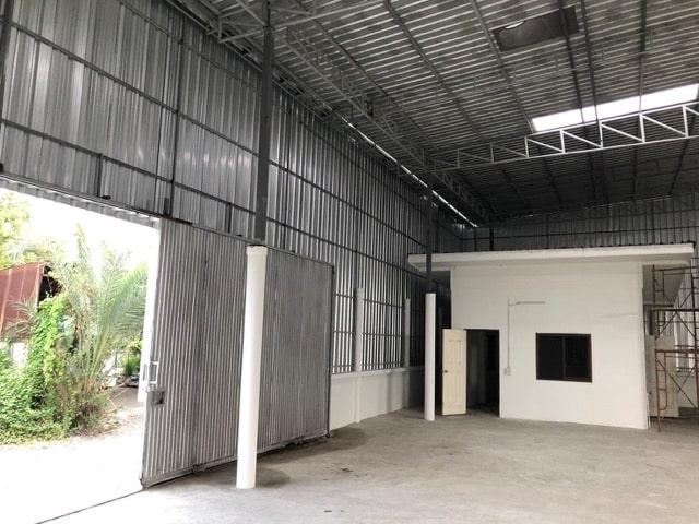 Modern warehouse facility for rent in Koh Samui, Secure storage space rental in Koh Samui, Professional warehouse interior Koh Samui, Loading dock facility warehouse rental Samui