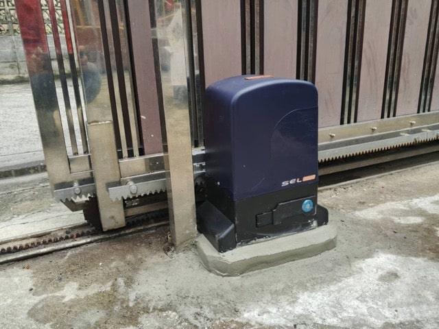 ช่างมืออาชีพกำลังซ่อมมอเตอร์ประตูรั้วในเกาะสมุย - บริการสมุยโฮมเซอร์วิส