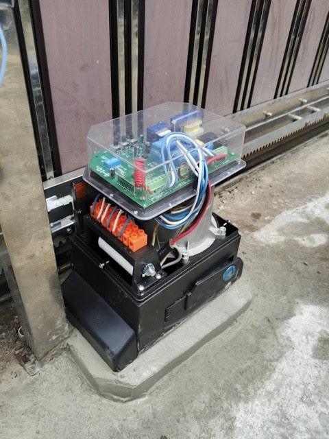 ช่างมืออาชีพกำลังซ่อมมอเตอร์ประตูรั้วในเกาะสมุย - บริการสมุยโฮมเซอร์วิส