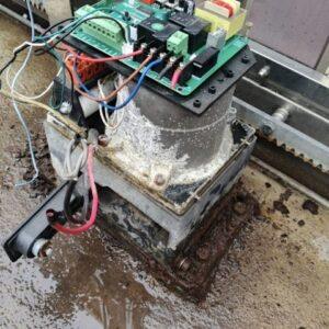 ช่างมืออาชีพกำลังซ่อมมอเตอร์ประตูรั้วในเกาะสมุย - บริการสมุยโฮมเซอร์วิส