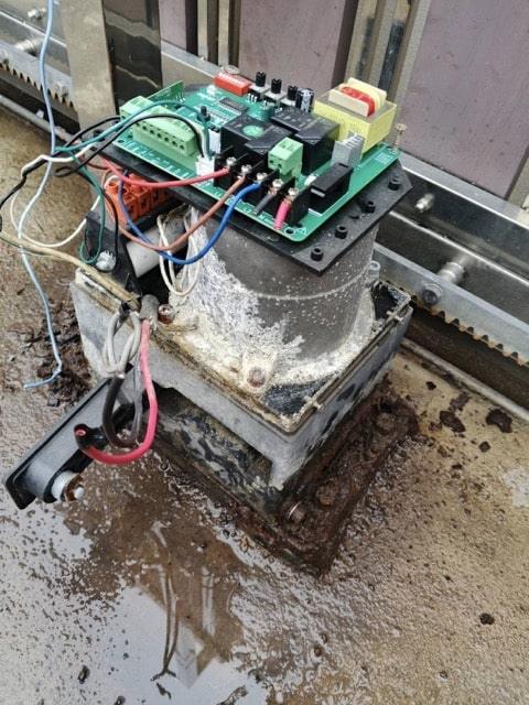 ช่างมืออาชีพกำลังซ่อมมอเตอร์ประตูรั้วในเกาะสมุย - บริการสมุยโฮมเซอร์วิส