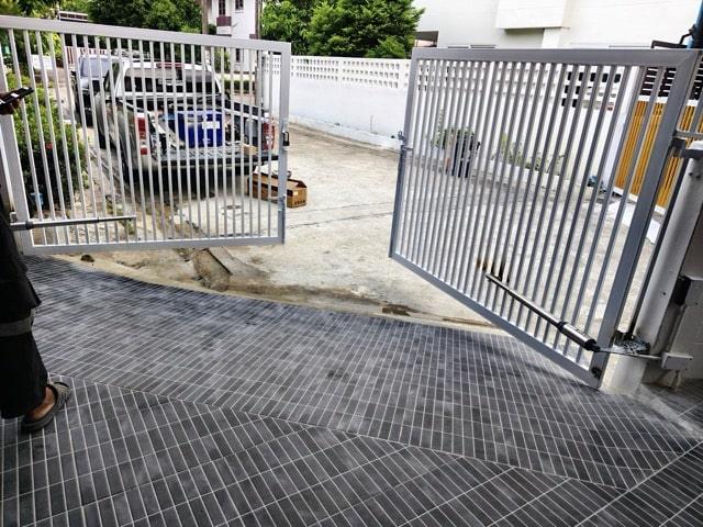 ประตูรั้วรีโมท บานสวิงที่ติดตั้งสำเร็จในเกาะสมุย