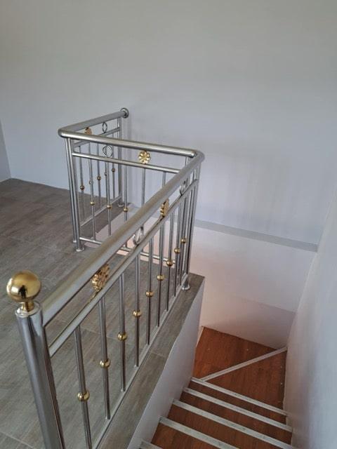 ช่างมืออาชีพติดตั้งราวกันตกแสตนเลสคุณภาพสูงในเกาะสมุย1-min