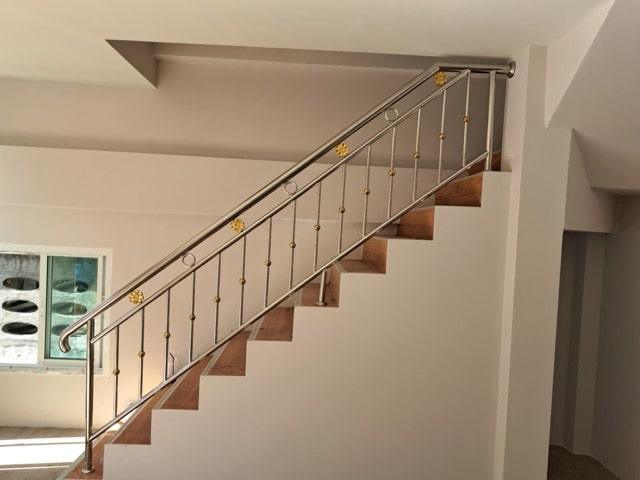 ช่างมืออาชีพติดตั้งราวกันตกแสตนเลสคุณภาพสูงในเกาะสมุย1-min