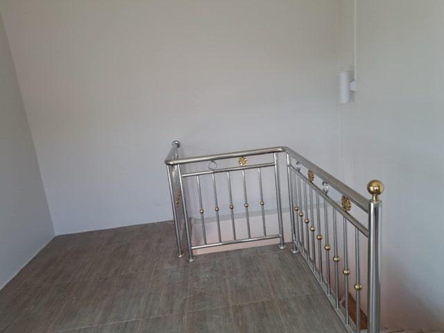 ช่างมืออาชีพติดตั้งราวกันตกแสตนเลสคุณภาพสูงในเกาะสมุย1-min