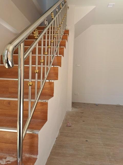 ช่างมืออาชีพติดตั้งราวกันตกแสตนเลสคุณภาพสูงในเกาะสมุย1-min