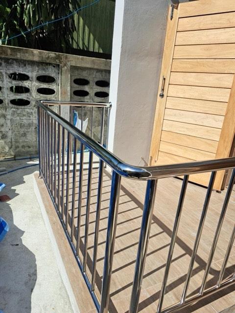 ช่างมืออาชีพติดตั้งราวกันตกแสตนเลสคุณภาพสูงในเกาะสมุย1-min